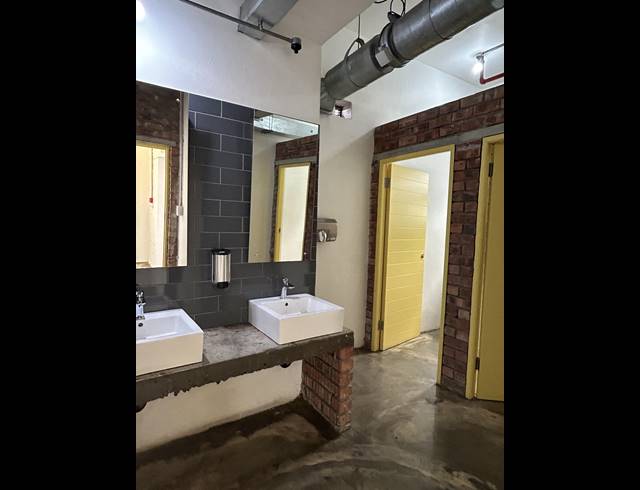 151M² BUILDING TO LET IN WOODSTOCK